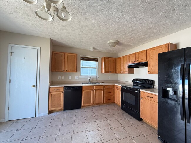 Building Photo - Charming 3BR/2BA Home in Brittany Chase with Fenced Yard & Fireplace