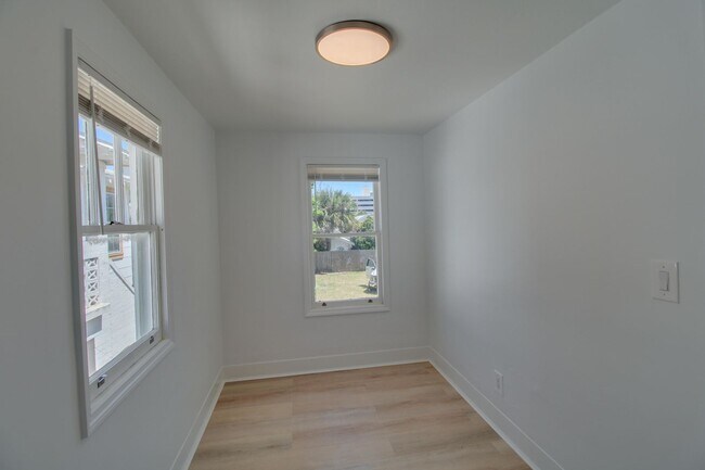 Building Photo - 236 N Oleander Ave