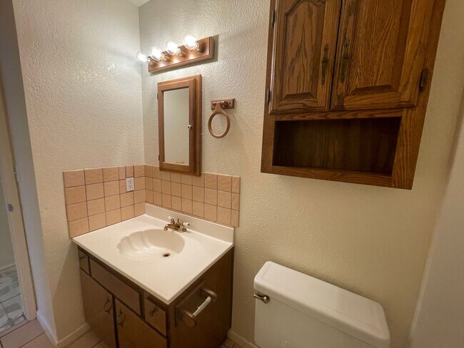 Building Photo - Victorville, 3 Bedroom, 2 Bathrooms, Large...
