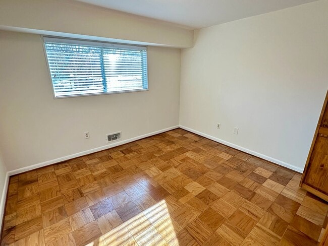 Building Photo - Rarely available 3-Bed, 2-Bath condo in th...