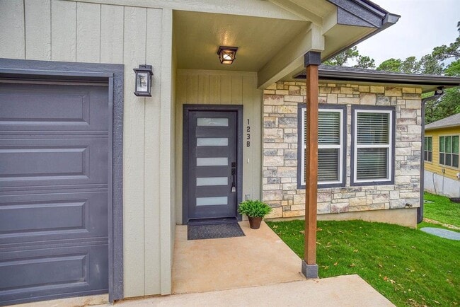 Building Photo - 123 S Kanaio Dr