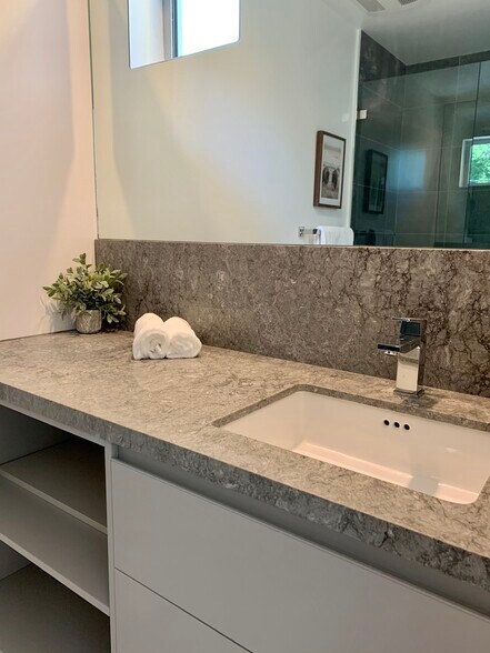 Building Photo - 1155 N Fuller Ave