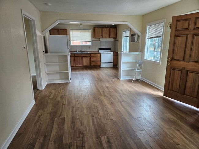 Building Photo - Lots of Light!