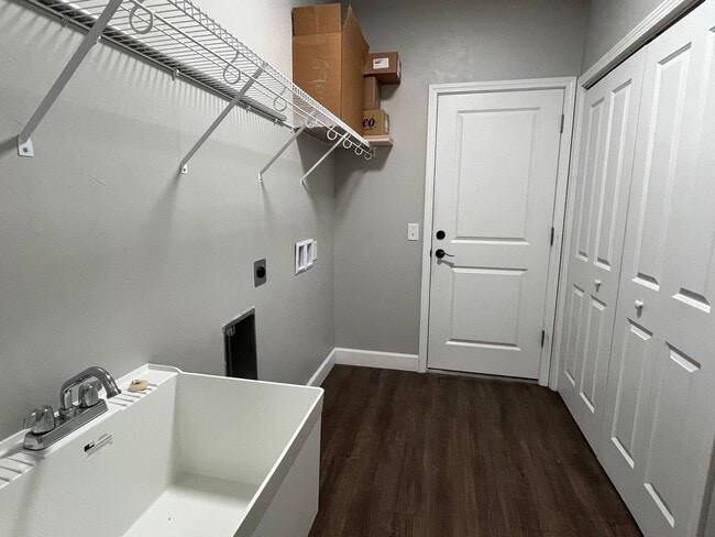 Building Photo - Upgraded New 3 Bedroom, 2 Bath home in Emerald Cove