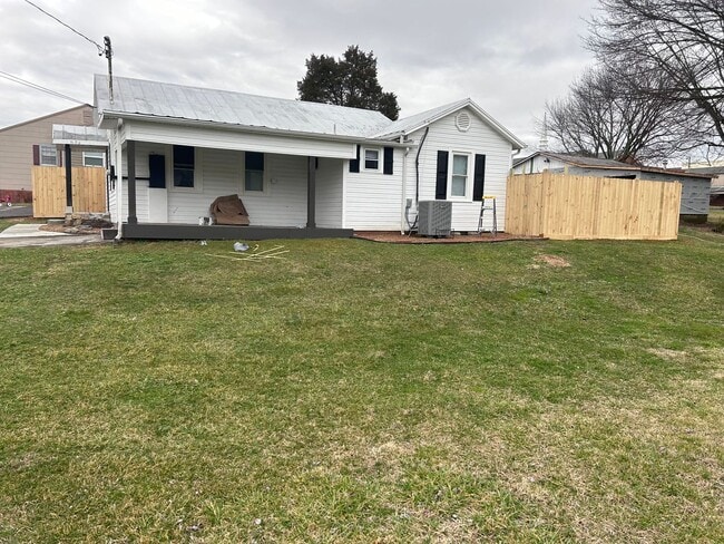 Building Photo - 2 bedroom 1 bath located in the heart of G...