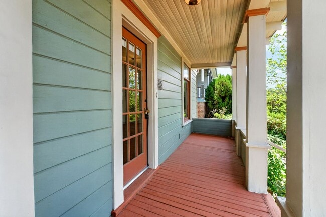 Building Photo - 3 Bedroom with Historical Charm Close to Square
