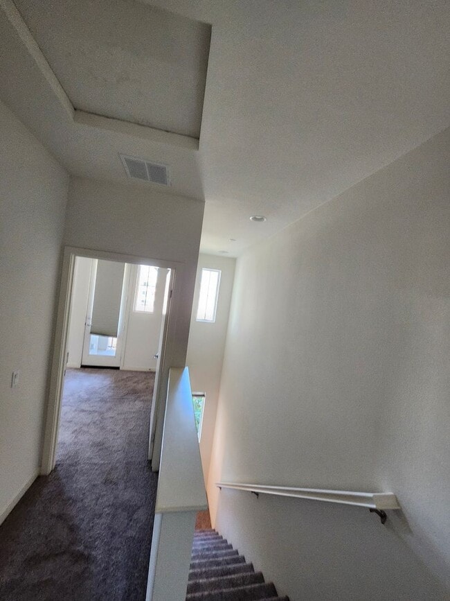 Building Photo - Gorgeous Tri-level Townhouse 3 beds 3 1/2 ...