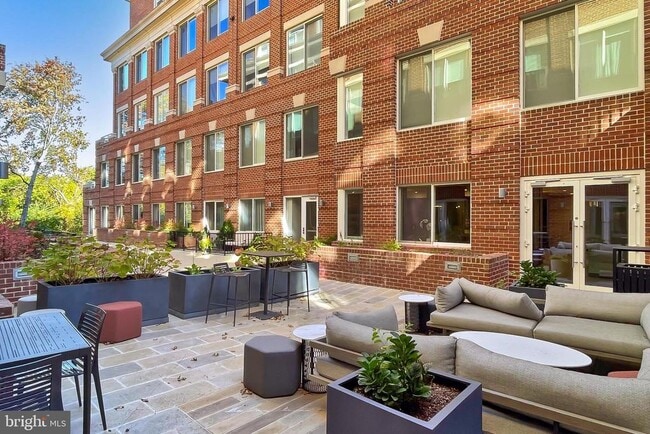 Building Photo - 635 Slaters Ln