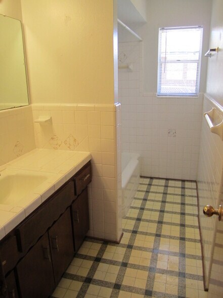 Building Photo - 1000 S Howard Ave