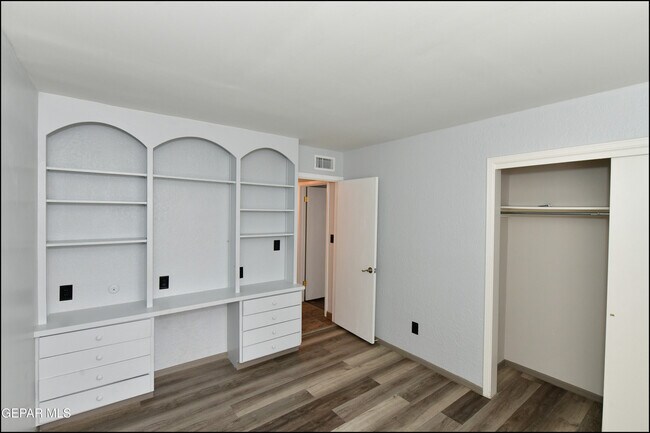 Building Photo - 5900 Mira Hermosa Dr