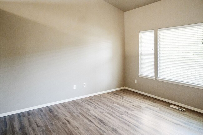 Building Photo - Beautiful Single Family Home Located on Th...