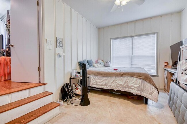 Building Photo - 1205 Westlawn Dr