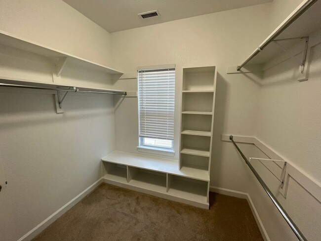 Building Photo - 4 Bedroom, 3.5 Bath Condo in Coveted Spenc...
