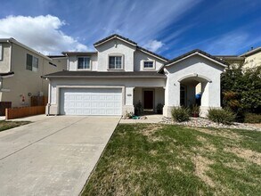 Building Photo - 3 bedroom + a loft in desirable Manteca!