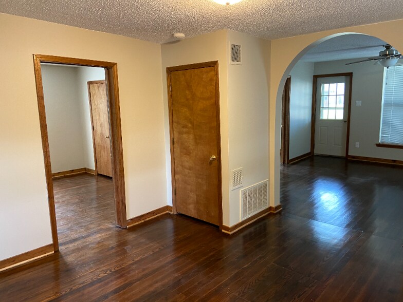 Building Photo - 103 S 4th St