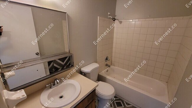 Building Photo - 3058 St Paul Dr