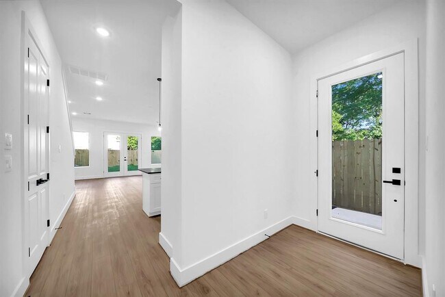 Building Photo - 7825 Colonial Ln