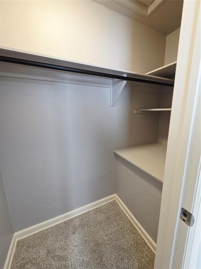 Building Photo - 2720 N Lyons Dr