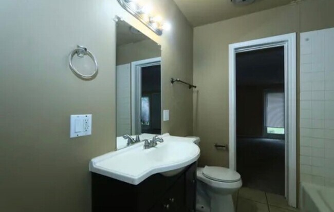 Building Photo - 4 bedrooms 2 Bath