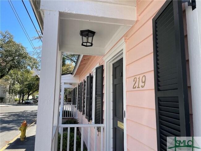 Building Photo - 219 W Taylor St