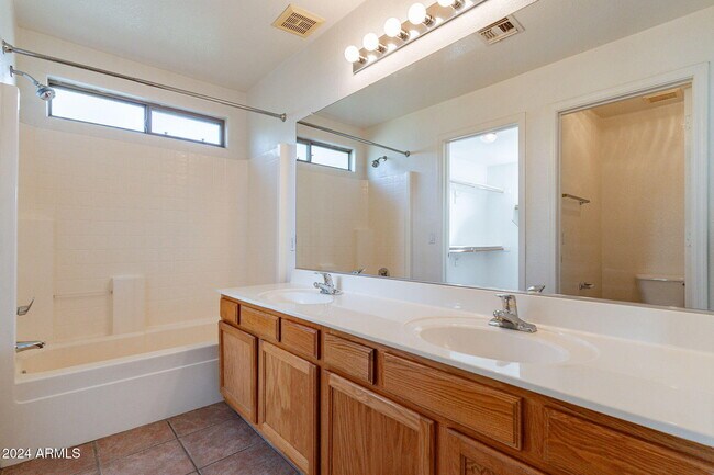 Building Photo - 1078 E Saragosa St