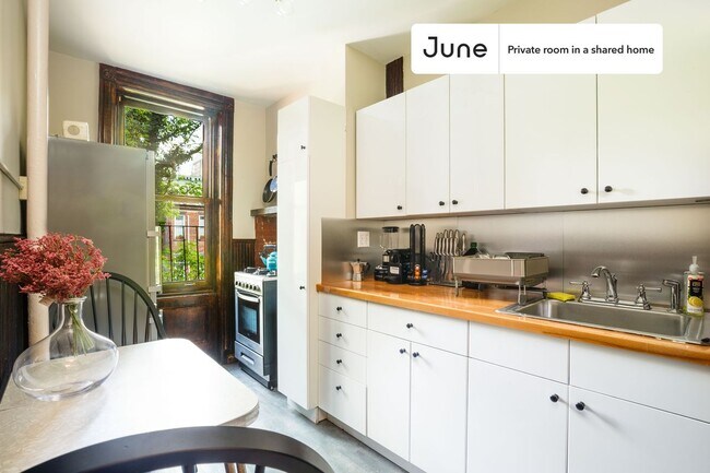 Building Photo - Room in Shared 5 bed/1 bath home