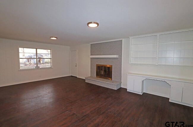 Building Photo - 806 Neches Dr