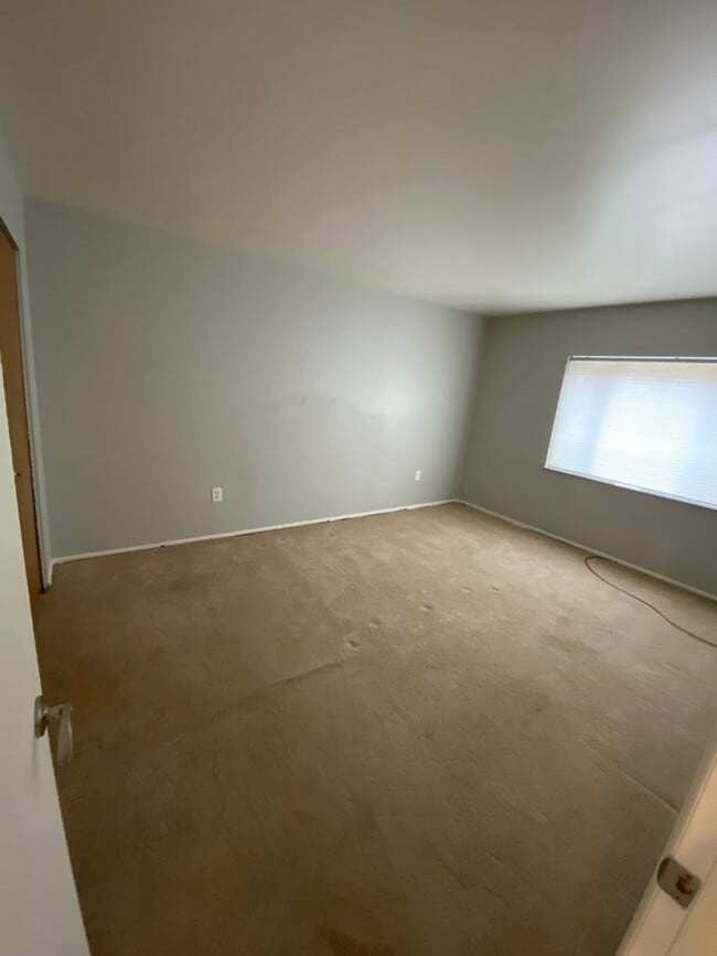 Building Photo - 2 Bedroom Condo with Balcony in a Quiet Building!