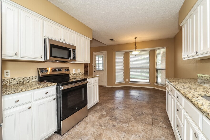 Building Photo - 4900 Barberry Dr