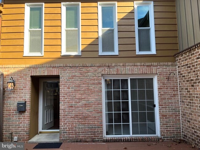 Building Photo - 70 Winged Foot Dr