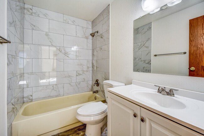 Building Photo - 2bd/2ba Bellevue Condo