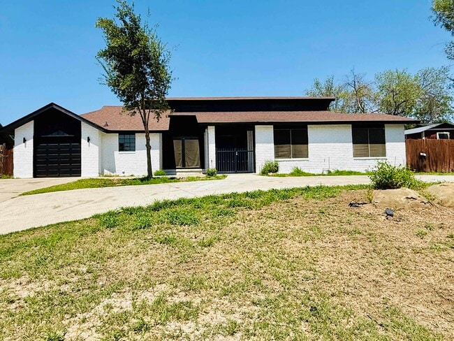 Building Photo - 907 Sandy Ln