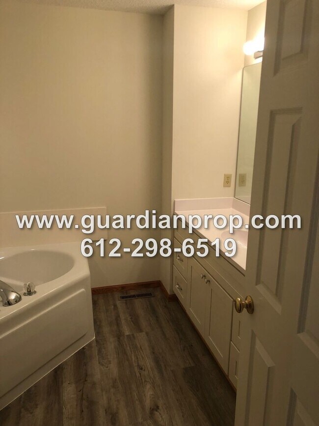 Building Photo - Shoreview Townhouse Available October 1, Open Floor Plan, Jacuzzi Tub, Fireplace, Attached Garage