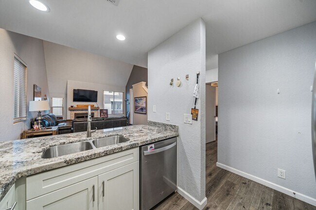 Building Photo - Mission Valley Beautiful Townhome Fully Furnished with A/C, Laundry + Parking