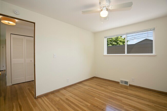 Building Photo - 1518 5th Ave W