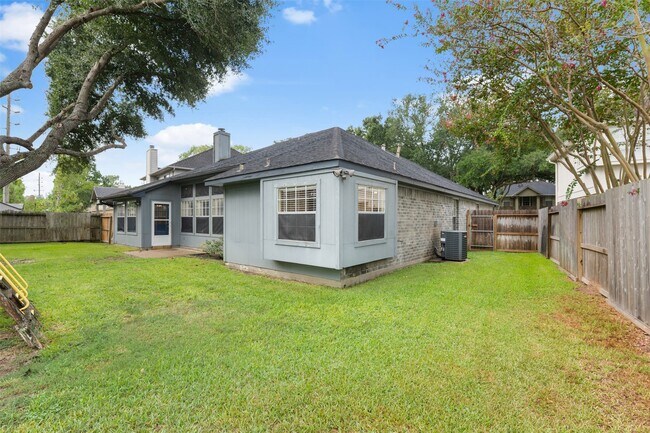 Building Photo - 211 Scarlet Maple Dr