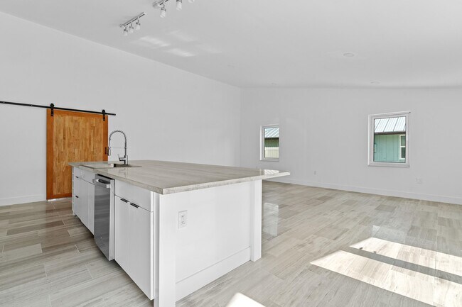 Building Photo - 2313 SE Mariposa Ave