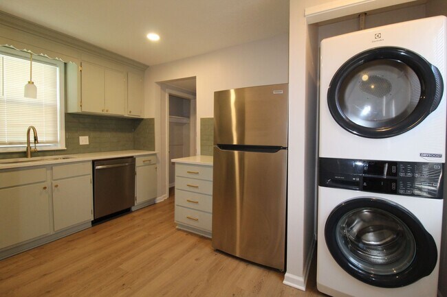 Building Photo - 2 Bedroom 1.5 Bath Home In Strawberry Hill