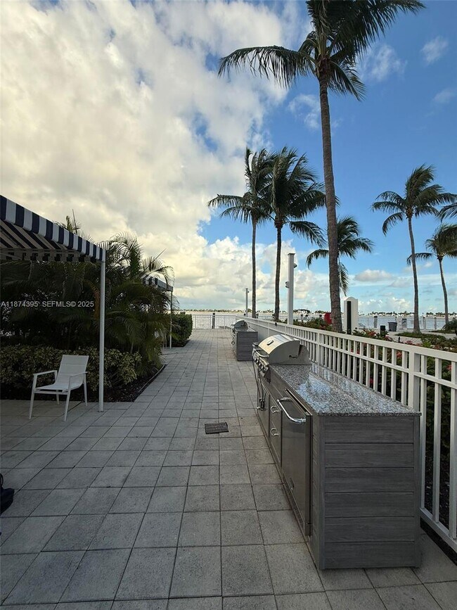 Building Photo - 2101 Brickell Ave