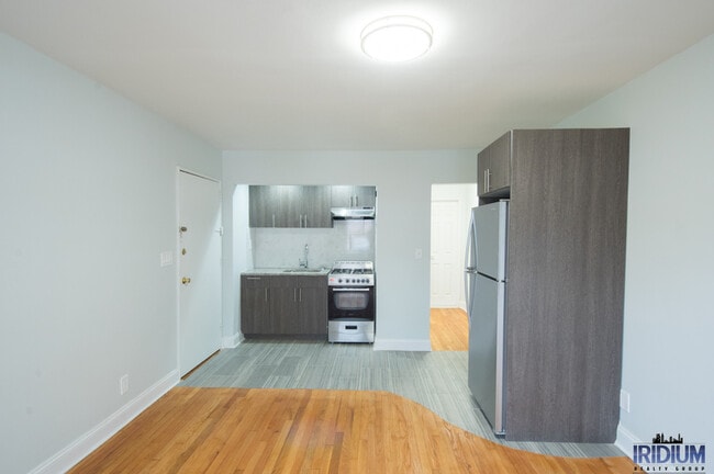 Primary Photo - 296-310 S Harrison St - 298-2