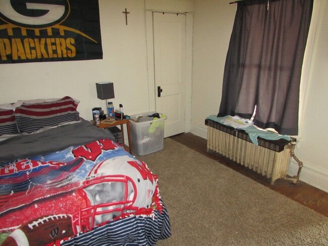 Building Photo - Spacious Madison 5-Bedroom with Yard, Park...