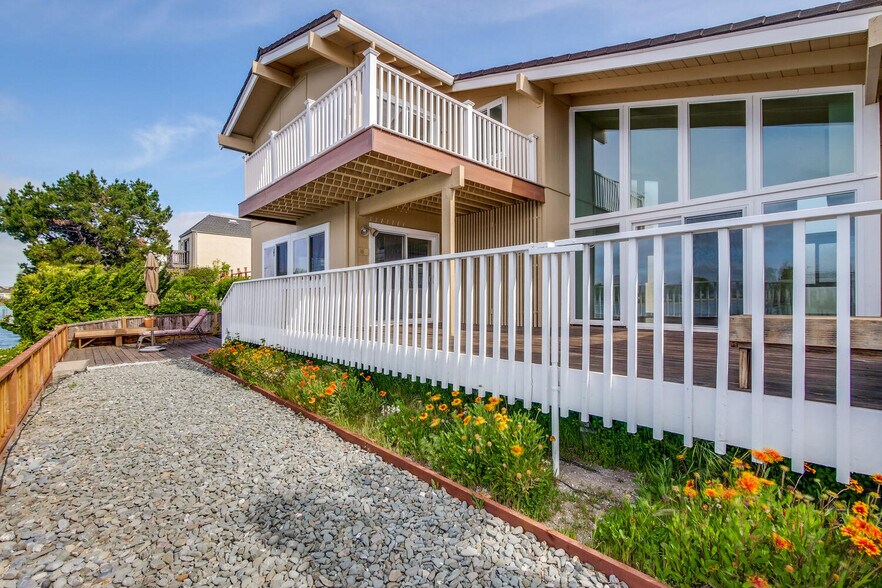 Building Photo - 255 Shearwater Is