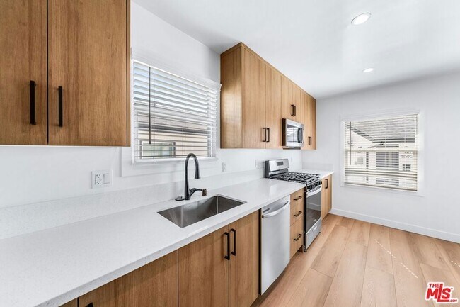 Building Photo - 1258 Mariposa St