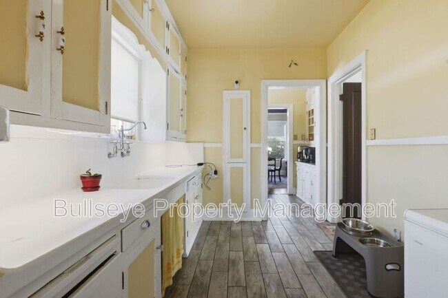 Building Photo - 525 W Lynwood St