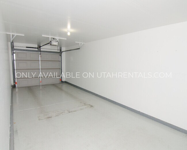 Building Photo - 1054 W 70 N