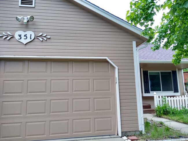 Building Photo - Lovely Split Level Ranch Home in Louisville Next To Open Space