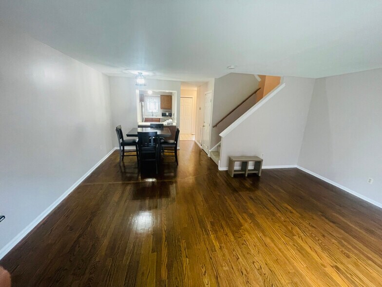 Building Photo - 19 Oak Ridge Dr