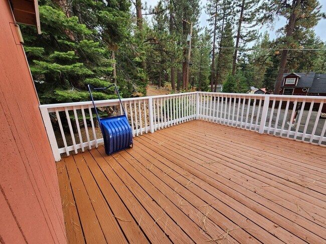 Building Photo - 221 - Steelhead Ave Duplex