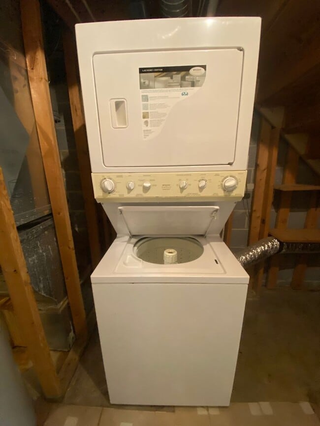 Building Photo - Application Fee Waived For Fall! A spacious three bedroom, two and one half bath townhouse locate...