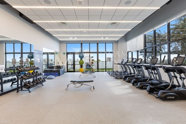 Building Photo - Studio, 1 bath Condo - 3180 Coral Way Spac...